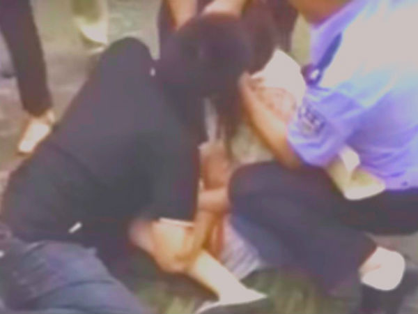 అతను పోలీసులచే బలవంతంగా రక్షించబడ్డాడు: