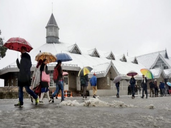 హజ్బెండ్స్ బైకులపై దుమ్ములేపుతూ