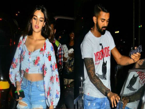 ఎద అందాలను చూపిస్తూ