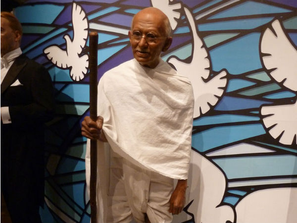 1: మేడం టుస్సాడ్స్ లో మైనపు విగ్రహాన్ని కలిగి ఉన్న మొట్టమొదటి భారతీయుడు మహాత్మా గాంధీ.