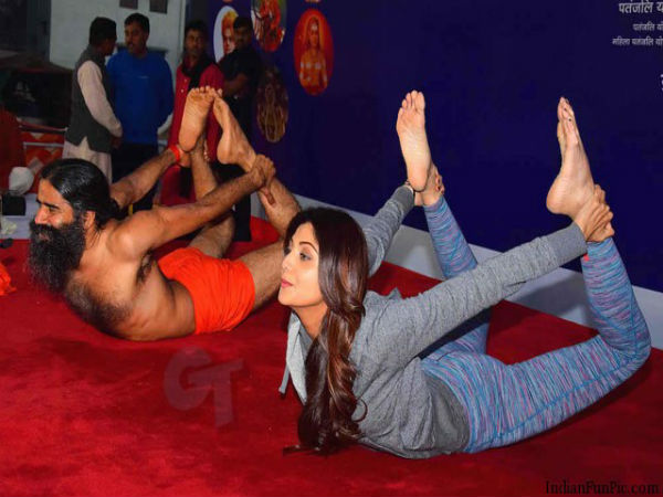 దుస్తులు లేకుంటే ఇంకా బాగా యోగాసనాలు వేసేదాన్ని