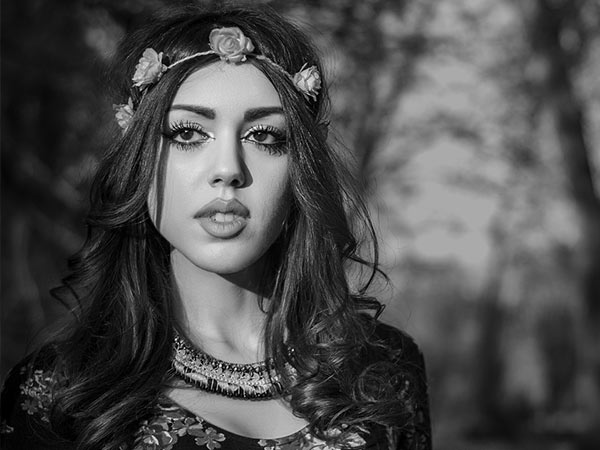 గులాబీ తోటలో పడుకుని లేచినట్టు