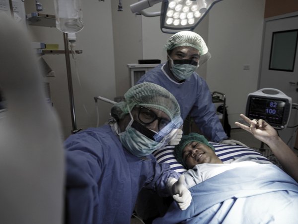 People Who Performed Surgery On Themselves And Survived! People Who Performed Surgery On Themselves And Survived!