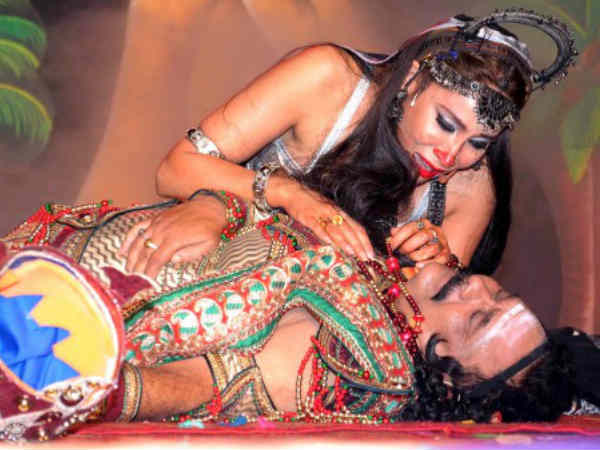 ప్రపంచం ముందు అంద విహీనంగా