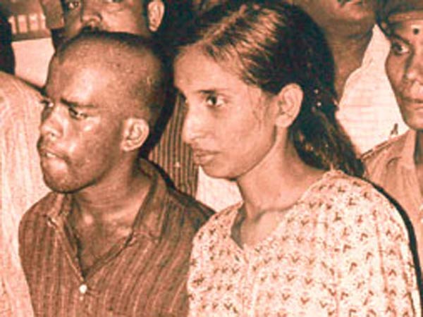 ఆయన పాదాలను తాకేందుకు వంగగానే