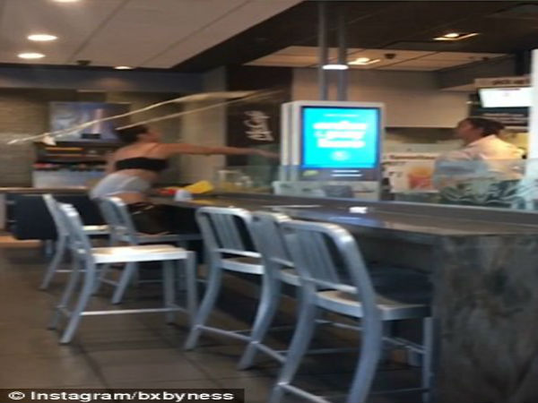 మిల్క్ షేక్ ను ఆమె ముఖంపై చల్లింది