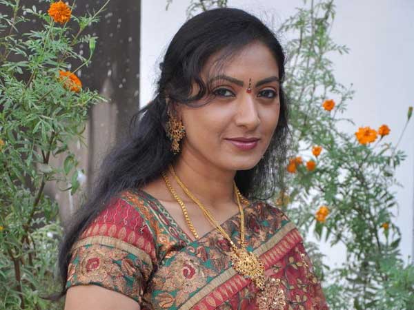 ఆమనిని గెస్ట్ హౌస్ కు రమ్మనేవారట