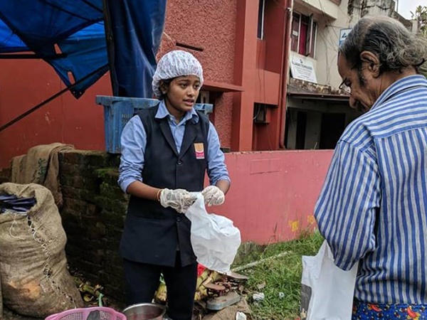 చేపలను అమ్మడమే హనన్ పని