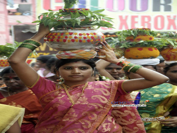 కంటికి రెప్పలా కాపాడే అమ్మవార్లకు