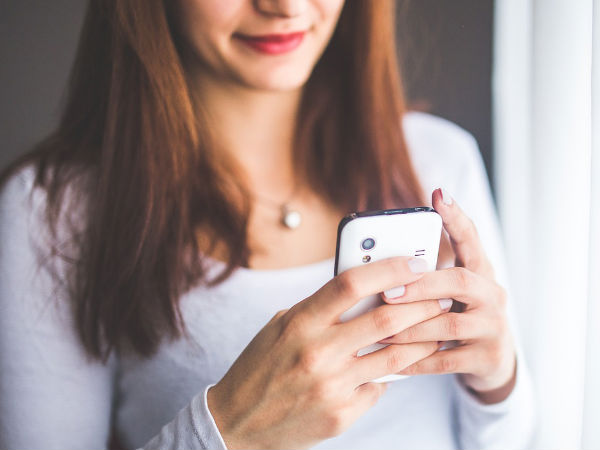 3. జీవితంలో మీరు ప్రస్తుతం ఏమి చేస్తున్నారనే సమాచారం వారికి మెసేజ్ ద్వారా అందజేయవద్దు: