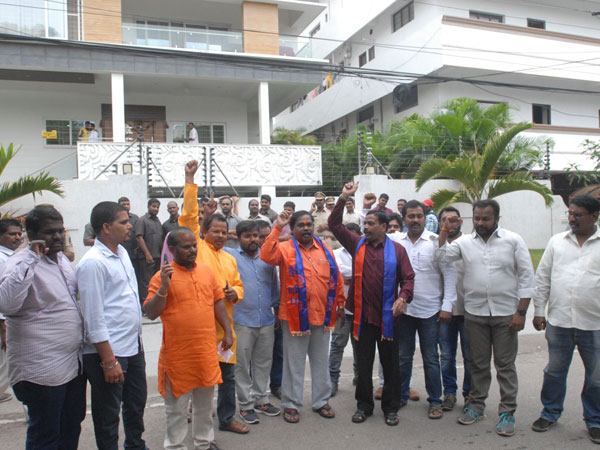 వెంటనే విడుదల చేయాలి