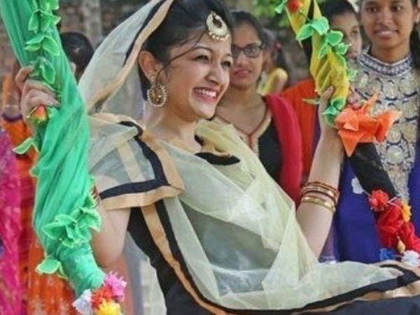 స్నేహితురాళ్లతో కలిసి