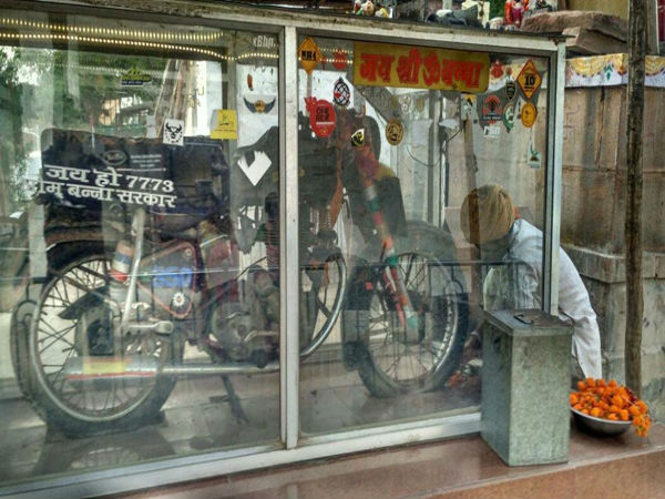 రాయల్ ఎన్ ఫీల్డ్ పై ఊరికి బయల్దేరాడు