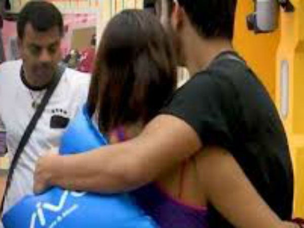 చికెన్ ను నంజుకుంటూ