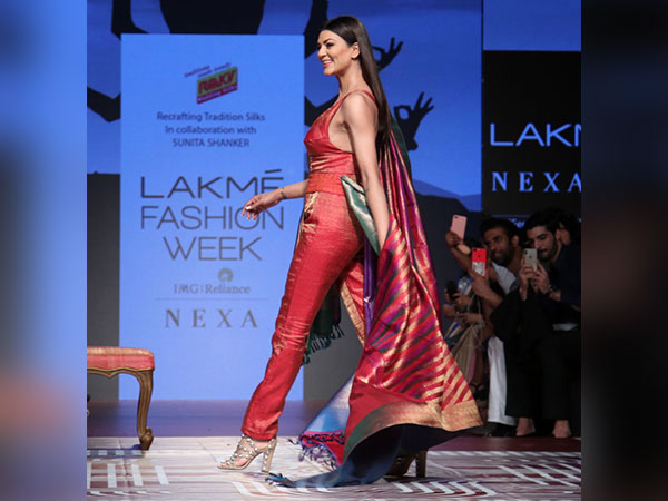 When Sari Meets Power Suit, Sushmita Sens LFW 2018 Attire Is A Refreshing Fusion Wear