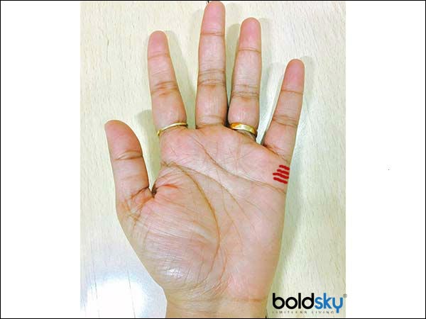 నాలుగు చిన్నచిన్న రేఖలు