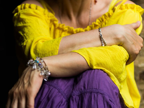 గోర్లు పసుపు రంగులోకి మారడం, మరియు గోరు చుట్టు వంటి సమస్యలు: