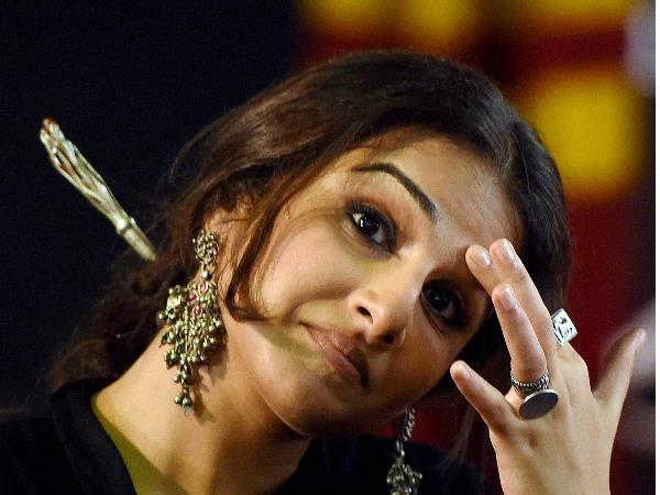 ఒక అమ్మాయి వెంట పడేవాడు