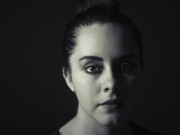 నా కాళ్లు పట్టుకున్నాడు