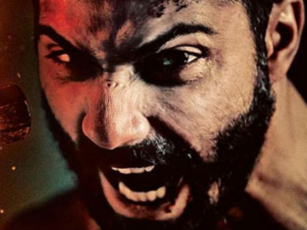 ఫోన్లో మాట్లాడుతున్నట్లుగా నటిస్తూ