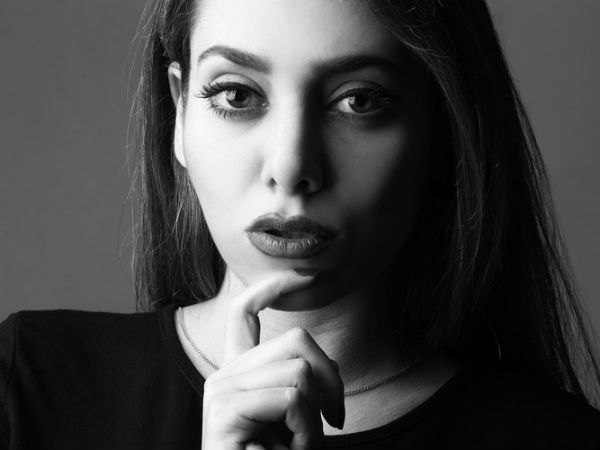 నా బ్రా హుక్స్ పెడుతుంటాడు