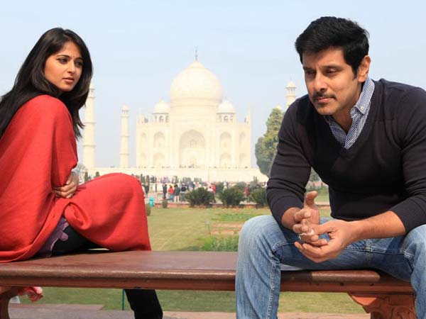 కళ్లతోనే సైగలు