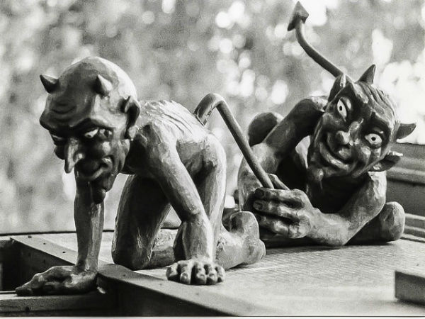 కనపడని వ్యక్తులతో మాట్లాడుతుంటారు