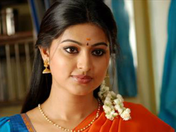 ముగ్గులు వేస్తూ ఉన్నారు