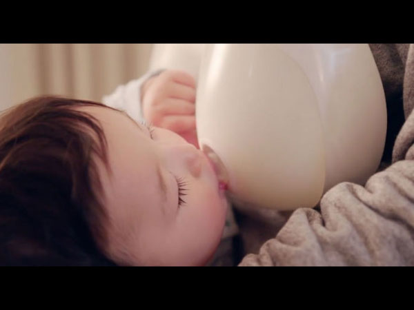 పసిపిల్లలకు పాలుపట్టే ఈ ఉత్పత్తి పరికరం అందరి దృష్టిని ఆకర్షించింది.