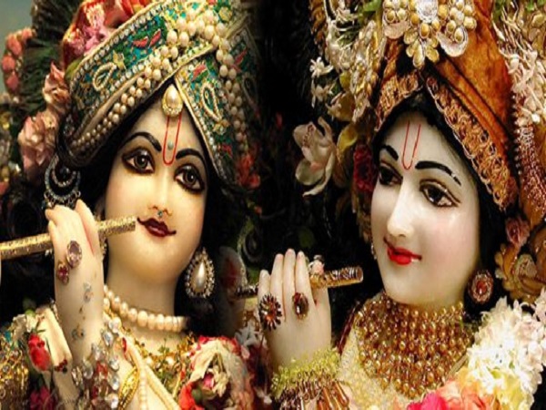 శ్రీ కృష్ణుడు రాధతో కలిసి..