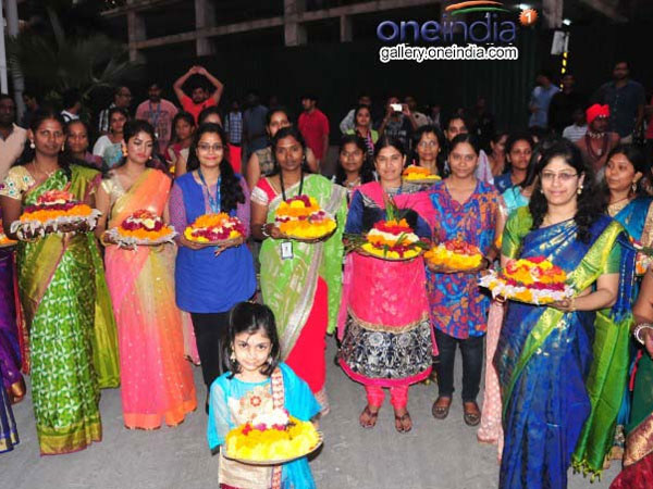 3) బతుకమ్మ అనే పేరు..