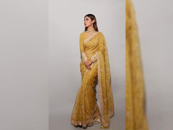 సాంప్రదాయంగా మౌని రాయ్..