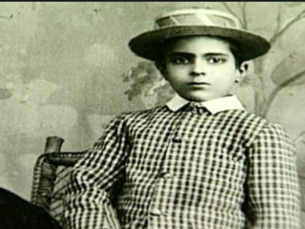 అలీన విధానంలో నెహ్రూ కీలక పాత్ర..