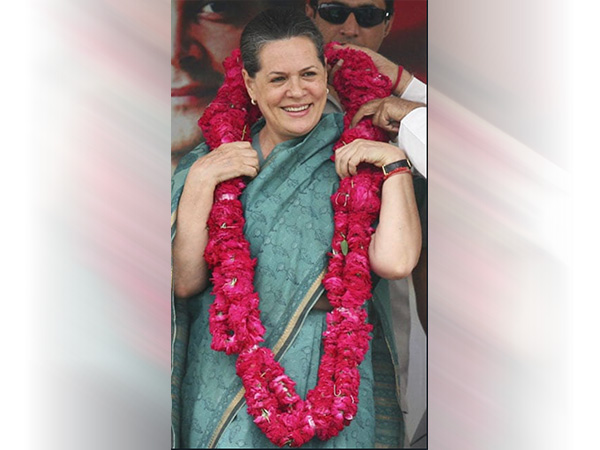 తొమ్మిది భాషలలో నిష్ణాతులు..