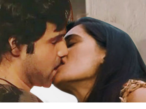 చేతిపై ముద్దు..