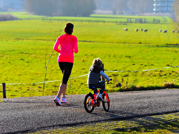 కోపం తట్టుకోలేక కారును కాలితో..