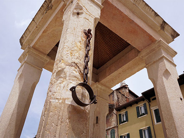 సౌదీలో తలను నరకడం..