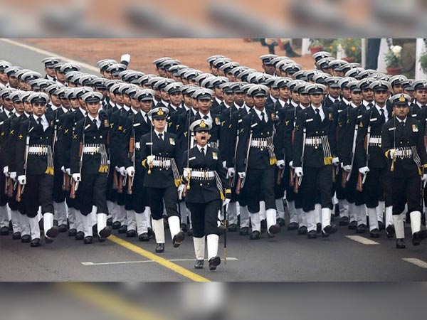 తుపాకులతో తొలి వందనం..