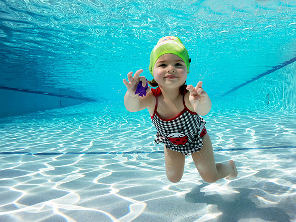 8. పూల్ నూడిల్ ఉపయోగించి ఈత కొట్టండి