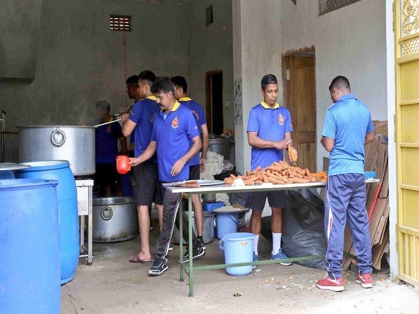 ఆకలితో అలమటించకూడదని..