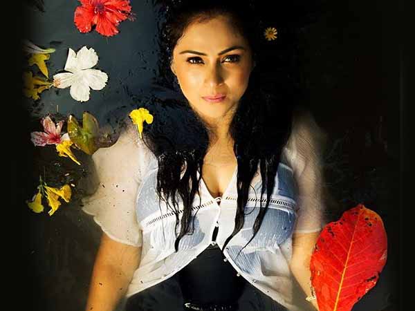 చిన్ననాటి స్నేహితుడితో వివాహం..