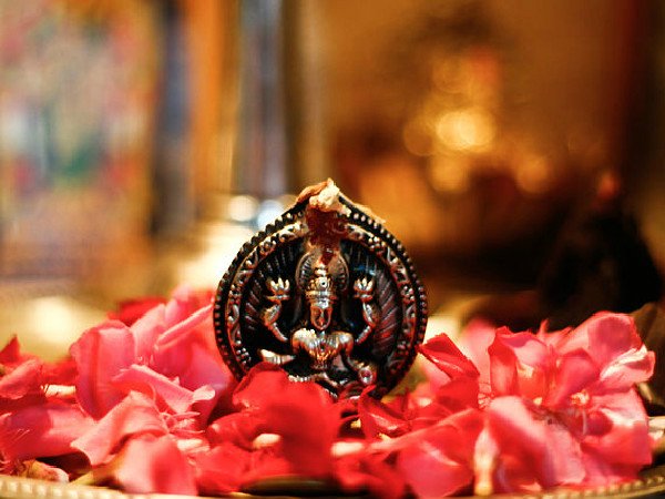 లక్ష్మీ నారాయణ పూజ నిర్వహించడానికి అవసరమైనవి: 