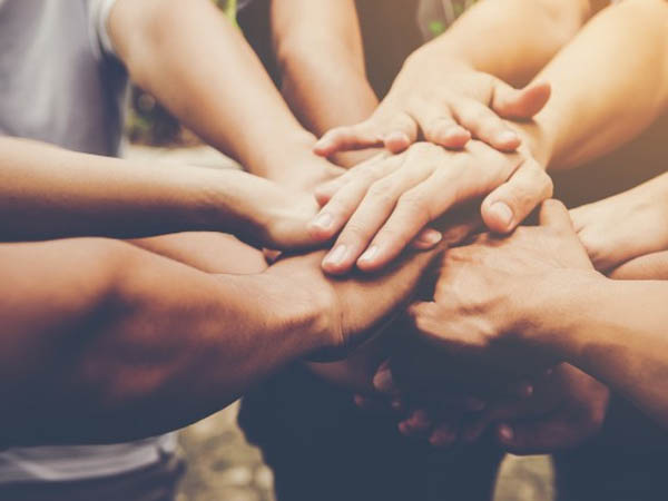 స్నేహితులను కలవడానికి..