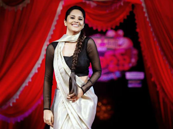 చేనేత చీరలో చక్కని చుక్కలా..