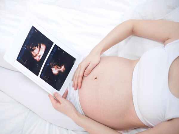 వదులుగా సరిపోయే సాధారణం దుస్తులను ధరించండి