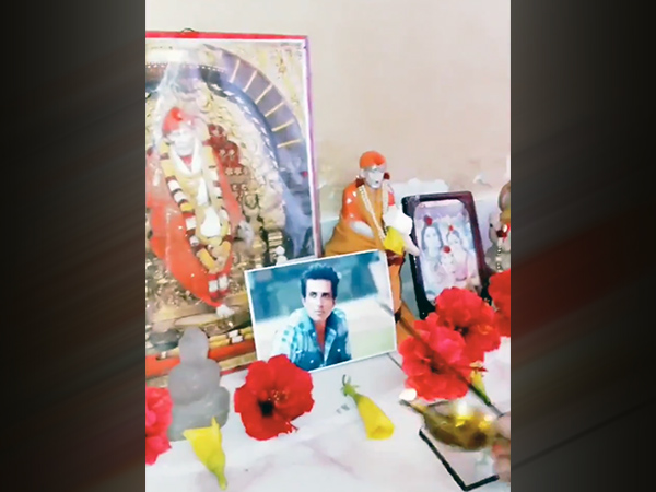 Man worships Sonu Sood for getting him to his mother