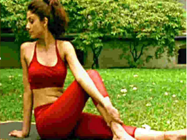  వక్రాసనం లేదా హాఫ్ స్పైనల్ ట్విస్ట్ పోజ్ యొక్క ప్రయోజనాలు