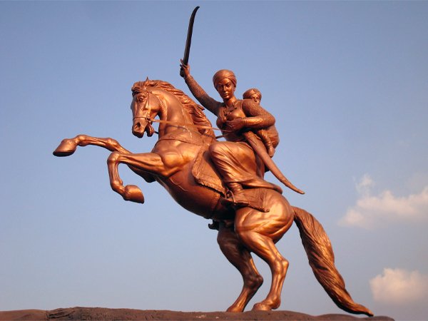 8) రాణి లక్ష్మి బాయి