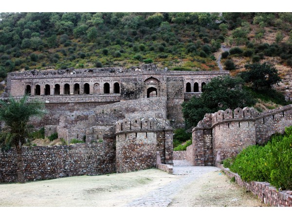 రెండు లోపలి కోటలు.. రెండు లోపలి కోటలు..