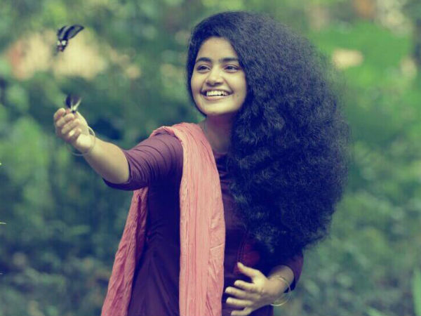 పదే పదే జుట్టును..